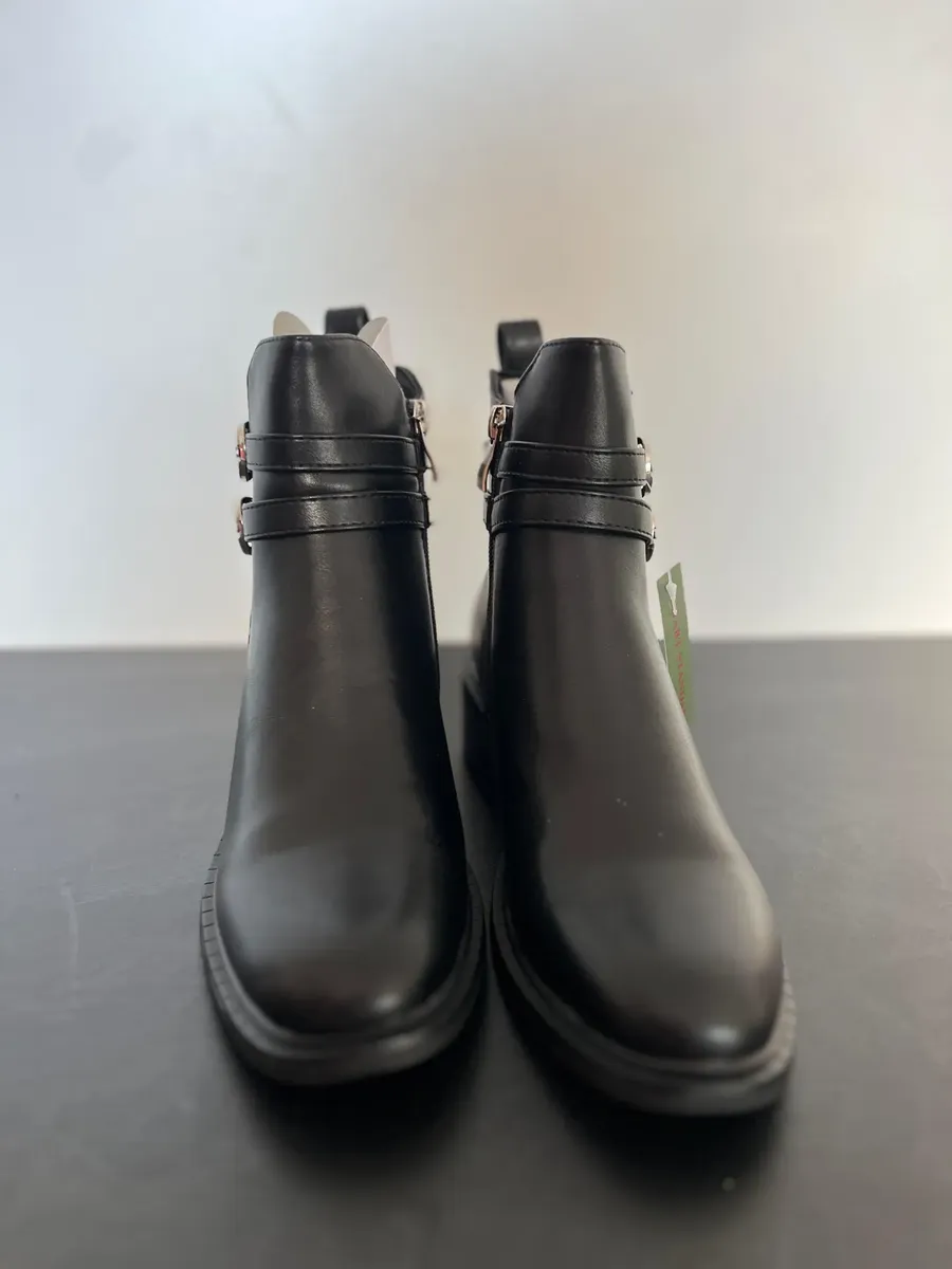 Botas Bella De Dama Negras Con Doble Hebilla Decorativa - Imagen 4