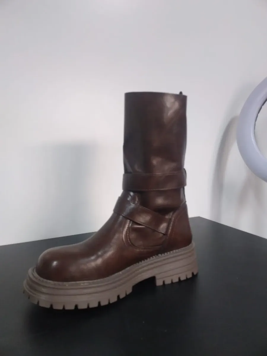 Bota Motoquera Mujer Caña Media Con Botones Hebillas - Imagen 3