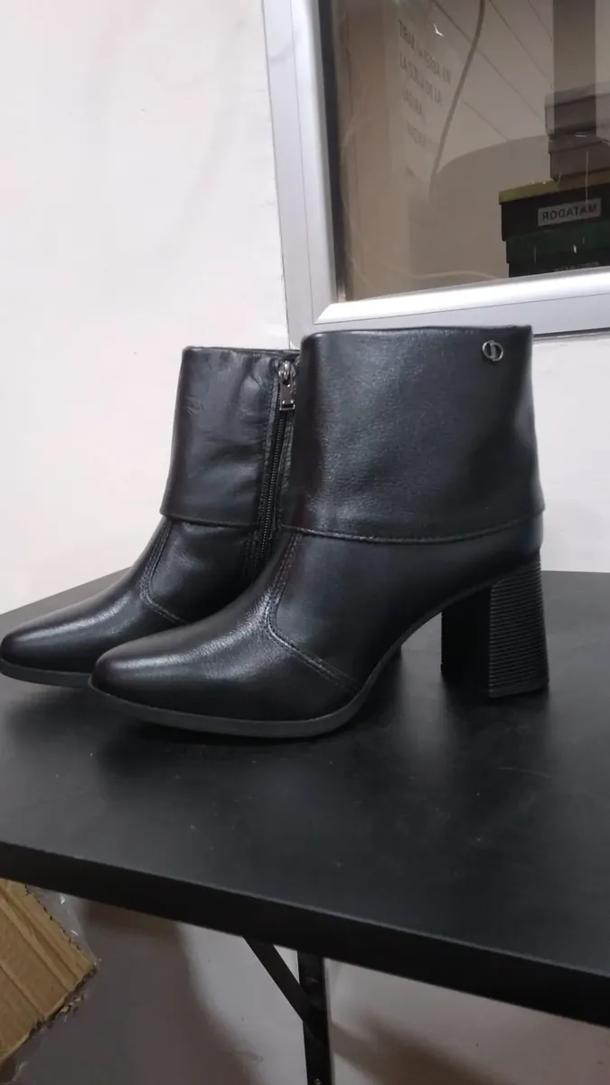 Bota Caña Corta Mujer Volcada Con Taco - Imagen 4
