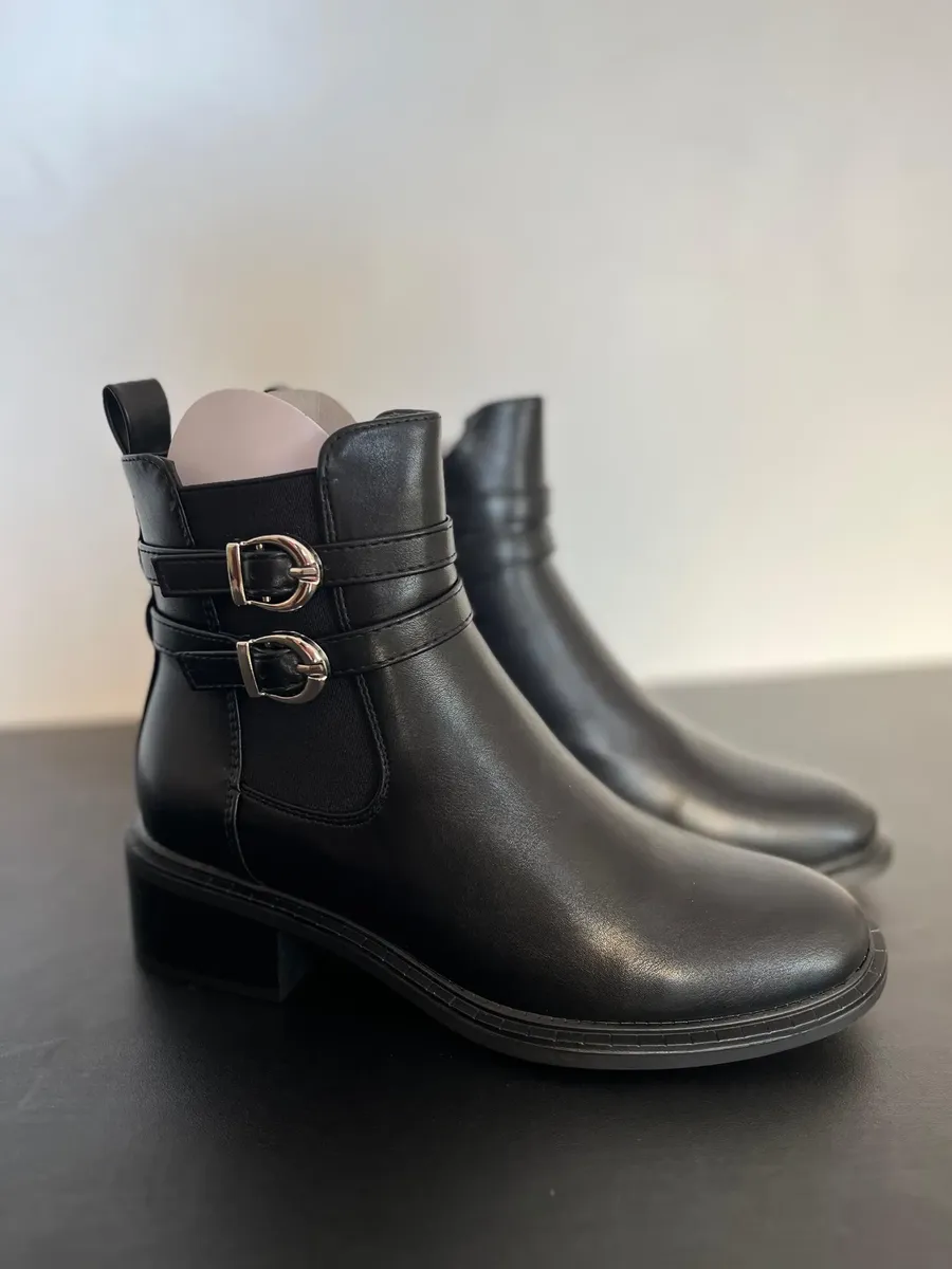 Botas Bella De Dama Negras Con Doble Hebilla Decorativa - Imagen 3